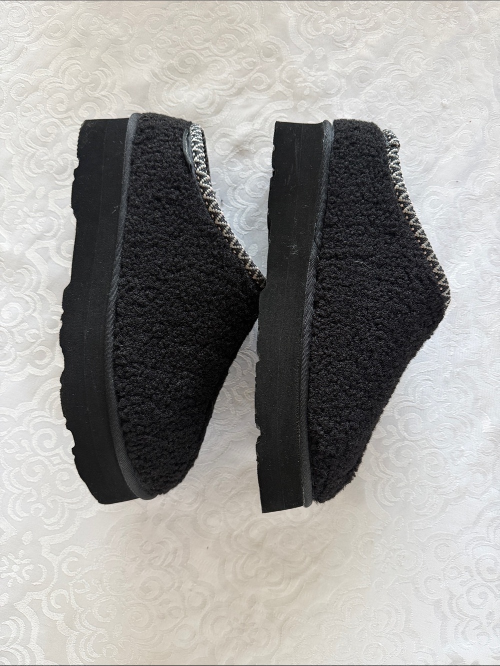 Bearpaw Cozy Black Sherpa Slip-On - Picture 3 of 16